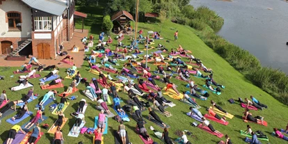 Yogakurs - vorhandenes Yogazubehör: Sitz- / Meditationskissen - Deutschland - Beatrix beim Magdeburger Yogafestival 2018 an der schönen Elbe - Yogaschule Devi