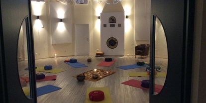 Yoga course - Kurse für bestimmte Zielgruppen: Kurse nur für Männer - Ostbayern - Yoga Raum im Runden Haus 
Hathayoga - Nidra - Acroyoga - Kidsyoga - LEBENsKraft-Freude