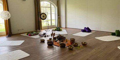 Yogakurs - Deutschland - Eine komplett ausgestattete Yogamatte erwartet dich in einem geräumigen und wohligen Seminarraum - Frauen-Wochenenden mit Yoga in Schloss Blumenthal