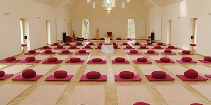 Yoga course - Kurse für bestimmte Zielgruppen: Kurse nur für Männer - Holungen - Yoga- und Meditationshalle Shanti Mandir (Quell des Friedens) - Europäisches College für Yoga und Therapie