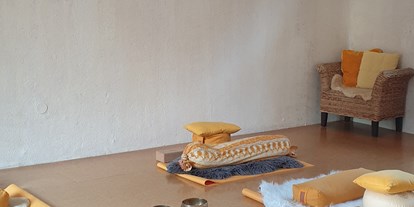 Yogakurs - vorhandenes Yogazubehör: Stühle - Viernheim - Yoga im Raumhaus