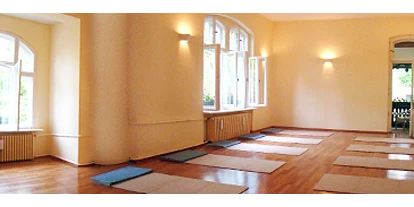 Yoga course - Kurse mit Förderung durch Krankenkassen - Berlin-Stadt Charlottenburg - Seminarraum 2 - Weg der Mitte Gesundheits- und Ausbildungszentrum