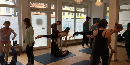 Yogakurs - Kurse für bestimmte Zielgruppen: barrierefreie Kurse - München Pasing-Obermenzing - Schüler beim Acroyoga in München im Yogastudio Einatmen Ausatmen - 148 Ausatmen.Einatmen
