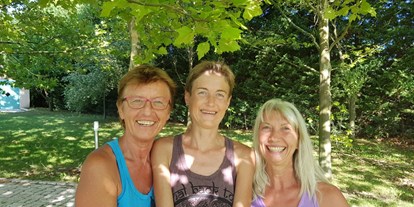 Yogakurs - Kurse für bestimmte Zielgruppen: Kurse nur für Frauen - Wien-Stadt Kagran - Erni, Nini & Michi - 3 unserer Lehrerinnen - GesundheitLernen