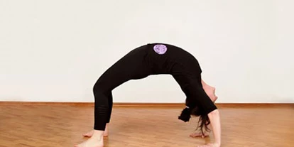 Yogakurs - Kurssprache: Deutsch - Lilienthal Deutschland - Urdva Dhanurasana - Iyengar Yoga Tanja Sardy