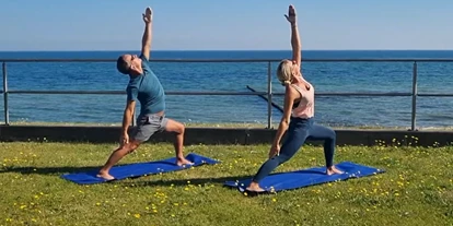 Yogakurs - Art der Yogakurse: Offene Kurse (Einstieg jederzeit möglich) - Deutschland - Hatha Yoga mit Meerblick - Salty Soul Wellness - Yoga & Thai Massage