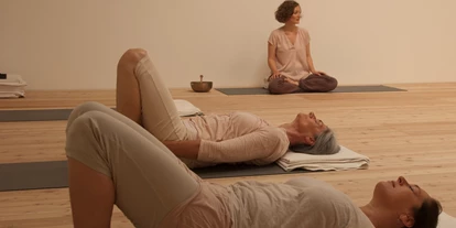 Yogakurs - vorhandenes Yogazubehör: Stühle - Völs - maitri.at | Yoga leben