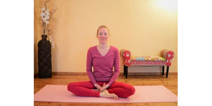 Yogakurs - vorhandenes Yogazubehör: Stühle - Pottenstein (Pottenstein) - Clara Satya im Meditationssitz - Faszien-Yoga in Gainfarn/Bad Vöslau
