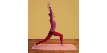 Yogakurs - geeignet für: Dickere Menschen - Pottenstein (Pottenstein) - Clara Satya in der Kriegerposition - Faszien-Yoga in Gainfarn/Bad Vöslau