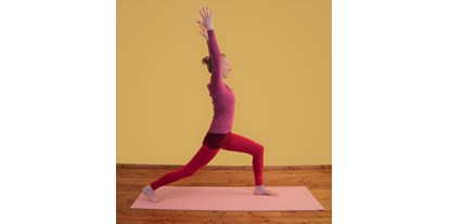 Yoga course - vorhandenes Yogazubehör: Yogamatten - Austria - Clara Satya in der Kriegerposition - Faszien-Yoga in Gainfarn/Bad Vöslau