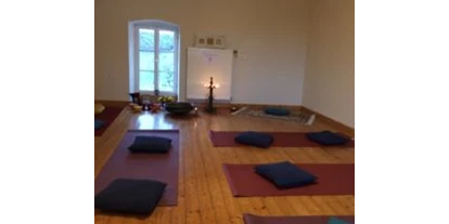 Yogakurs - Kurssprache: Weitere - Deutschland - Karuna Yoga, Yogaraum vorbereitet für eine Meditation

ruhiger, lichtdurchfluteter Raum im Grünen

Dusche, Umkleidezimmer, Toiletten vorhanden - Karuna Yoga