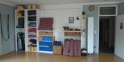 Yogakurs - Ambiente: Große Räumlichkeiten - Barbing - Hilfsmittel - Ananda yoga &meditation Regensburg
