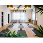 yoga - Das Yogastudio ist lichtdurchflutet - yona zentrum Yoga und Naturheilkunde