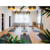 Yoga - Das Yogastudio ist lichtdurchflutet - yona zentrum Yoga und Naturheilkunde