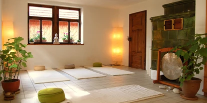 Yoga course - Yogastil: Power-Yoga - Sinsheim - Unser Kursraum in Dielheim-Balzfeld mit Kachelofen und Fußbodenheizung - Yogaschule Ursula Winter