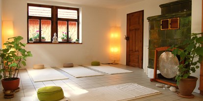 Yogakurs - Nußloch - Unser Kursraum in Dielheim-Balzfeld mit Kachelofen und Fußbodenheizung - Yogaschule Ursula Winter