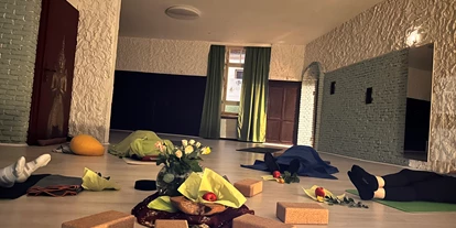 Yoga course - vorhandenes Yogazubehör: Yogablöcke - Yogakurs in großzügigen Räumen - Hatha Yoga kassenzertifiziert 8 / 10 Termine