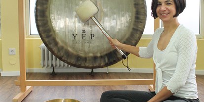 Yoga course - vorhandenes Yogazubehör: Yogagurte - Yulia Eberle ist ausgebildete Yogalehrerin, Pilates Trainerin und Entspannungspädagogin - YEP Lounge