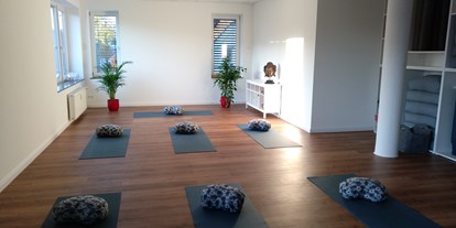 Yogakurs - Yogastil: Meditation - Kursraum der YEP Lounge. Hier finden alle Gruppenkurse statt - YEP Lounge