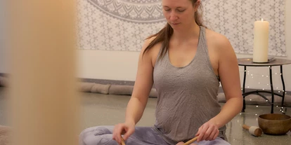 Yoga course - Kurse mit Förderung durch Krankenkassen - Pegau - Ich begleite die Entspannung gern mit sanften Klängen - Yoga entspannt