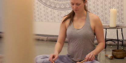 Yogakurs - Art der Yogakurse: Offene Kurse (Einstieg jederzeit möglich) - Ich begleite die Entspannung gern mit sanften Klängen - Yoga entspannt