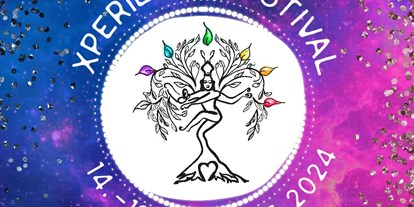 Yogakurs - vorhandenes Yogazubehör: Stühle - Xperience Festival