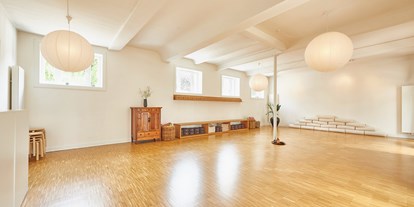 Yogakurs - Kurse für bestimmte Zielgruppen: Kurse für Senioren - Hamburg-Stadt Winterhude - Yoga im Hof