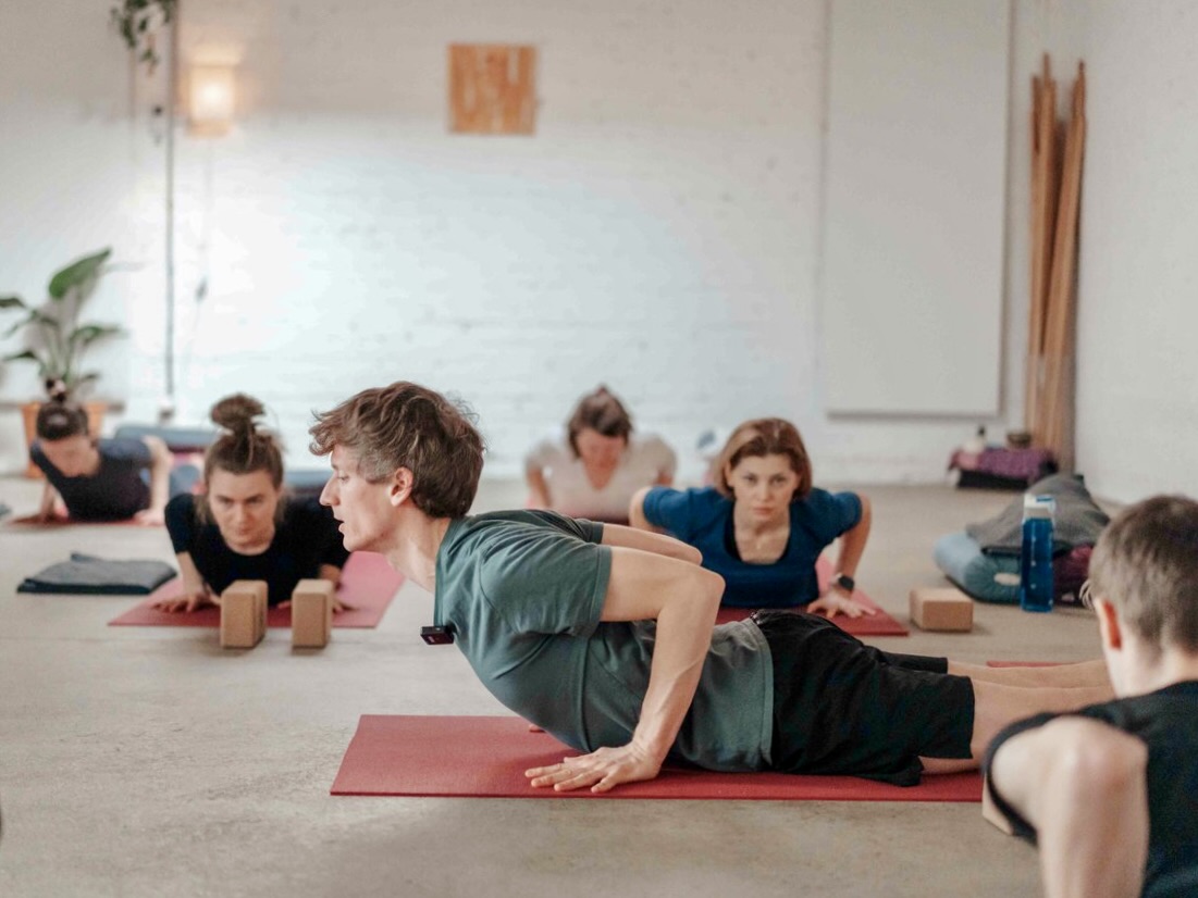 yoga - HATHA YOGA für ANFÄNGER - Krankenkassenkurs - Gesundheitskurs - Präventionskurs