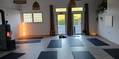 Yogakurs - vorhandenes Yogazubehör: Stühle - Höchberg - Yogawerkstatt                          Silke Weber
