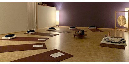 Yoga course - Ausstattung: Yogabücher - Köln, Bonn, Eifel ... - Unser Yogaraum - Kundalini Yoga in Bergisch Gladbach mit James