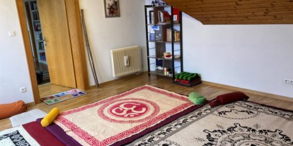 Yogakurs - Ambiente: Kleine Räumlichkeiten - Österreich - Nuad Thai Yoga Practitioner (Basiskurs) - Herbst 2024 (Oktober & November)