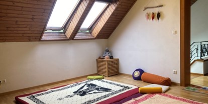 Yogakurs - Ambiente: Kleine Räumlichkeiten - Österreich - Nuad Thai Yoga Practitioner (Basiskurs) - Herbst 2024 (Oktober & November)