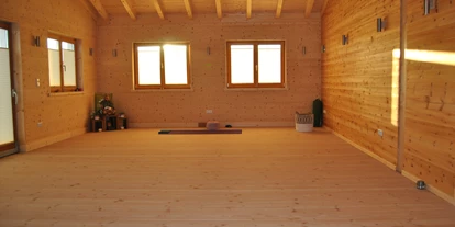 Yoga course - vorhandenes Yogazubehör: Stühle - Aidenbach - Mondholzyoga  Claudia Eichinger in Aidenbach