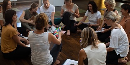 Yogakurs - vorhandenes Yogazubehör: Stühle - Yogalehrausbildung BDY - Krankenkassen anerkannt 