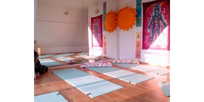 Yoga course - vorhandenes Yogazubehör: Stühle - Hochspeyer - MediYogaSchule (c) Innenraum - Gesundheit für Männer - MediYogaSchule (c)