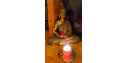 Yogakurs - vorhandenes Yogazubehör: Decken - Deutschland - Goldener Buddha - Gesundheit für Männer - MediYogaSchule (c)