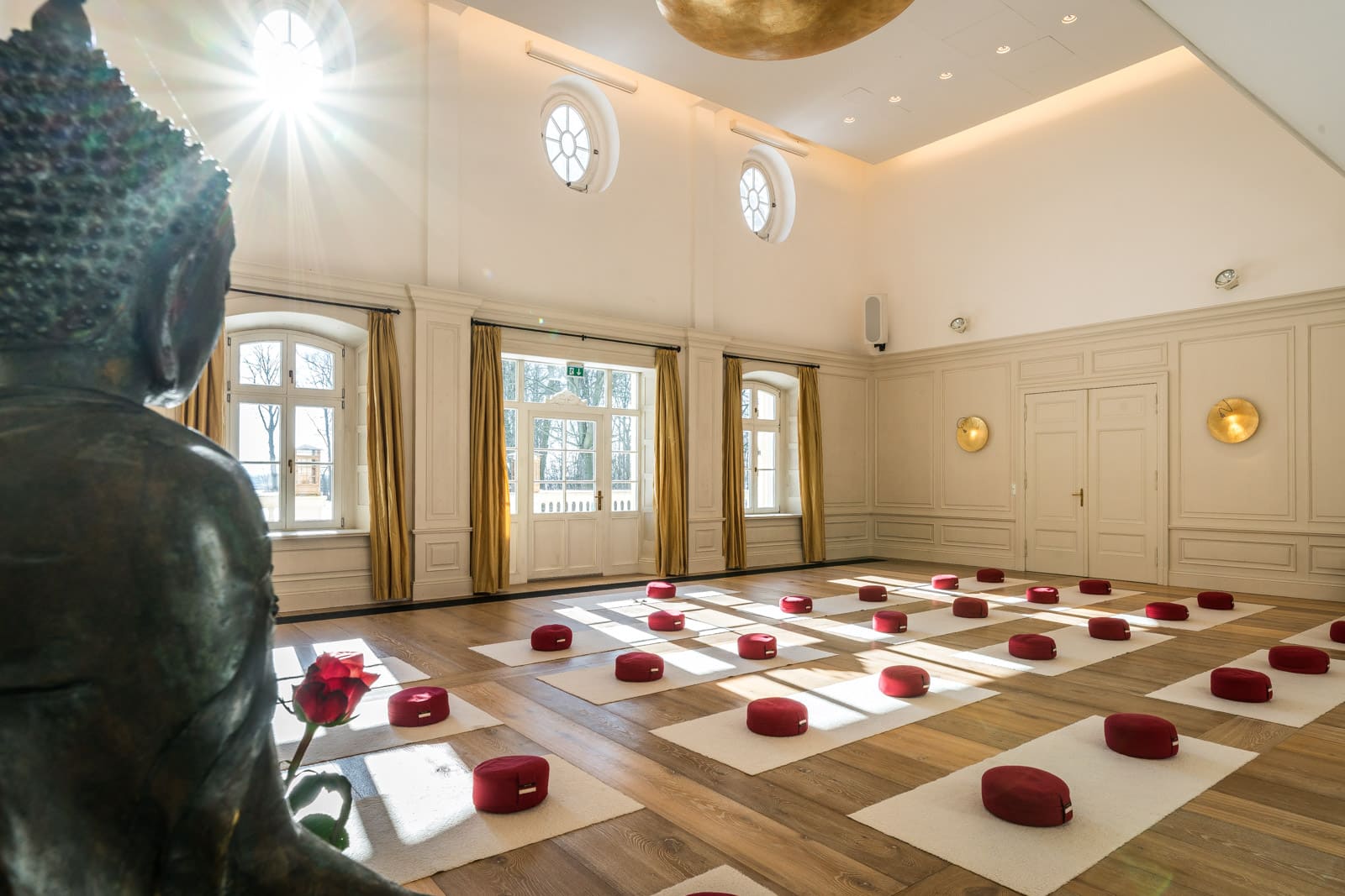 Yoga course - Der große Saal im Gut Saunstorf - Chakra Yoga & Meditation - Eine bewusstseinserweiternde Reise durch die sieben Zentren der Lebensenergie