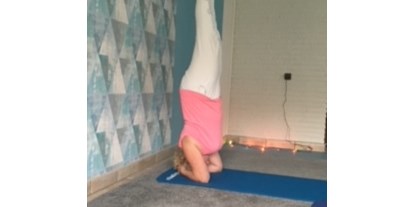 Yogakurs - Nordrhein-Westfalen - Haripriya im Kopfstand - die Welt steht Kopf - ja und das kann ich auch - Beate Haripriya Göke