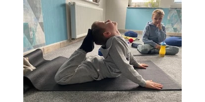Yogakurs - vorhandenes Yogazubehör: Decken - Deutschland - Kinderyoga - Beate Haripriya Göke