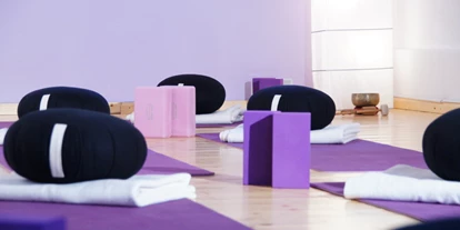 Yoga course - Ambiente: Kleine Räumlichkeiten - München Sendling - Matten, Decken, Blöcke, Sitzkissen, Gurte und Pilatesbälle finden sich kostenlos im Yogaraum - ZEN-TO-GO Yoga
