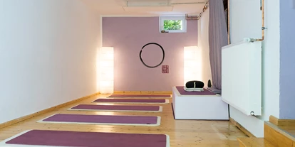 Yoga course - vorhandenes Yogazubehör: Yogamatten - München Haidhausen - unser Yogaraum - ZEN-TO-GO Yoga