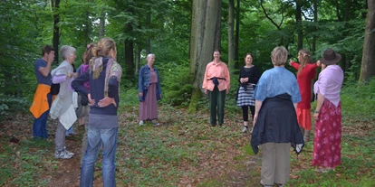 Yoga course - Kurse für bestimmte Zielgruppen: Kurse für Dickere Menschen - BreathWalk im Sachsenwald 90 min zeitgewöhnt und 180 min zeitverwöhnt