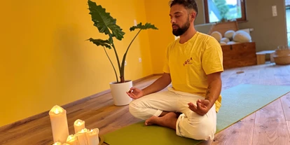 Yoga course - vorhandenes Yogazubehör: Meditationshocker - Zell am Harmersbach - Emran (Yogalehrer) - Hatha YIN Yogakurs (8x90 Min.)