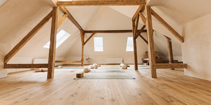 Yoga course - vorhandenes Yogazubehör: Decken - Austria - foto: Manuela Wilpernig - Traditional Vinyasa Yoga mit Eva