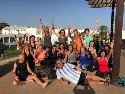 Yogakurs - vorhandenes Yogazubehör: Stühle - Mülheim-Kärlich - Yoga Retreat Fuerteventura 2017 - Qi-Life Yoga