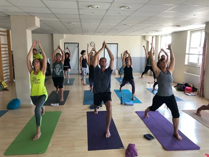 Yogakurs - vorhandenes Yogazubehör: Stühle - Mülheim-Kärlich - Yoga Ausbildung 220h - Qi-Life Yoga