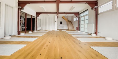 Yogakurs - vorhandenes Yogazubehör: Stühle - Köln, Bonn, Eifel ... - Klassisches Hatha Yoga