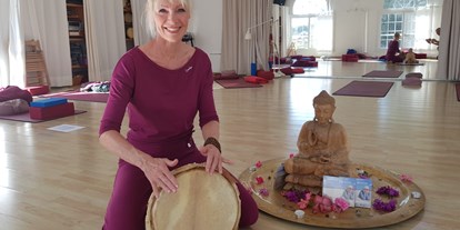 Yoga course - vorhandenes Yogazubehör: Stühle - Lower Saxony - 200H +300H Yogalehrerausbildung nach Richtlinien der Krankenkassen