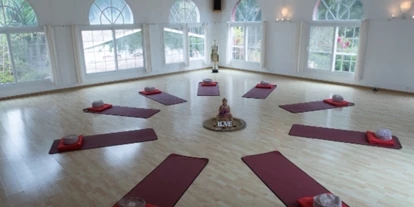 Yoga course - Yogastil: Meditation - Ruhrgebiet - Ein Kursraum (Reise Spanien) - YOGA Reisen mit Suryani