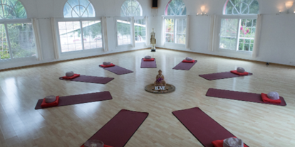 Yoga course - Weitere Angebote: Workshops - Sauerland - Ein Kursraum (Reise Spanien) - YOGA Reisen mit Suryani
